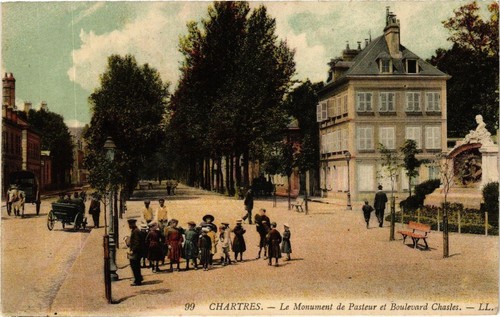 CPA CHARTRES - Le Monument de Pasteur et Boulevard Chasles (184524)