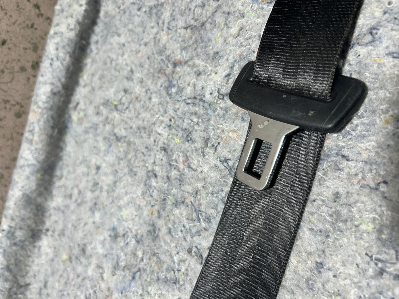 2006-2013 BENTLEY CONTINENTAL FLYING SPUR REAR CENTER MIDDLE SEAT BELT BLACK OEM