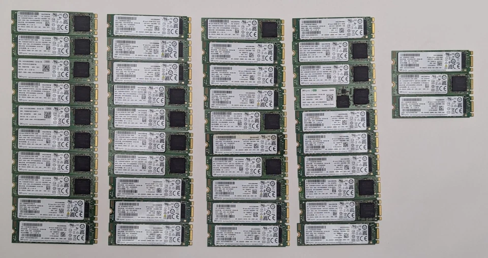 Lote de 43 SK hynix 128GB SATA 2280 M.2 SSD Modelo Mixto Unidad de Estado Sólido - Limpiado Foto 3 de 4