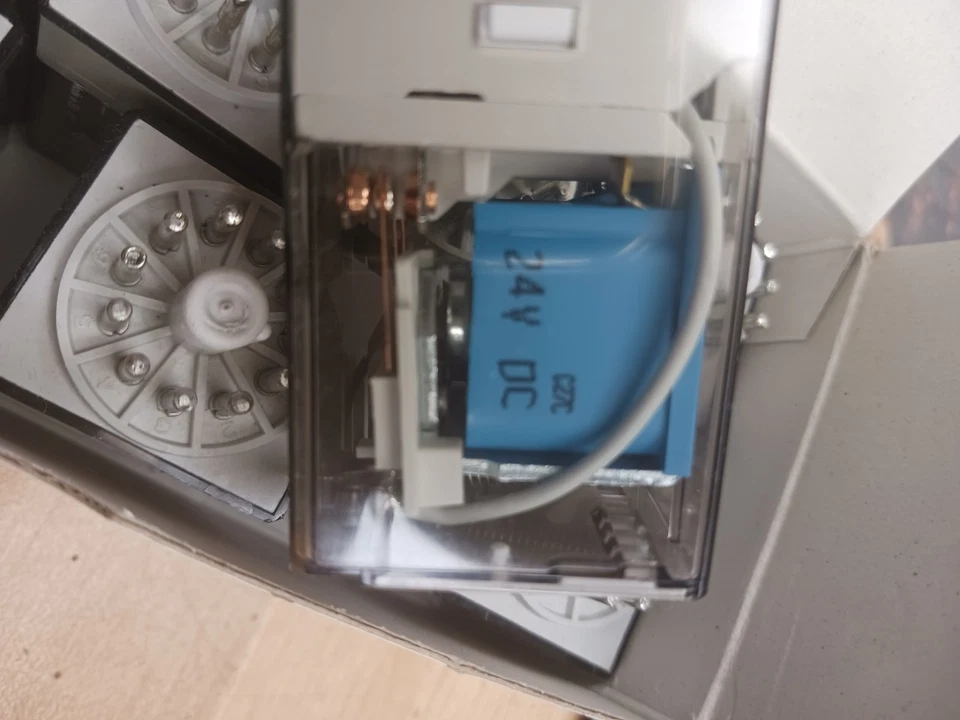 LOTE DE 10 RELÉS CUBITOS DE HIELO OCTALES 8 PINES 24 VDC Foto 2 de 4