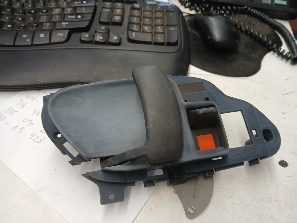 Manija de puerta interior izquierda Chevrolet Suburban 1500 1995-99 15708041 azul fabricante de equipos originales usada Foto 3 de 4