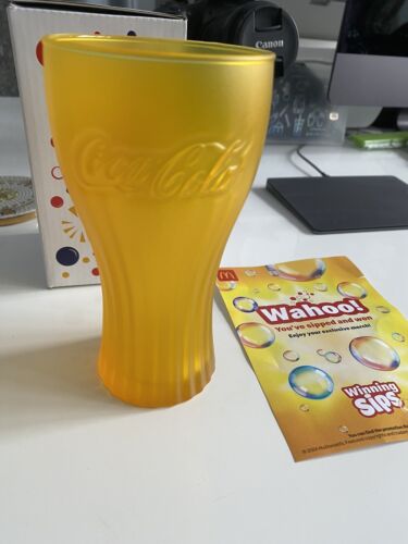 McDonalds Coca Cola Winning Sips Limited Edition 2024 Glass Yellow Boxed New - Foto 1 di 4