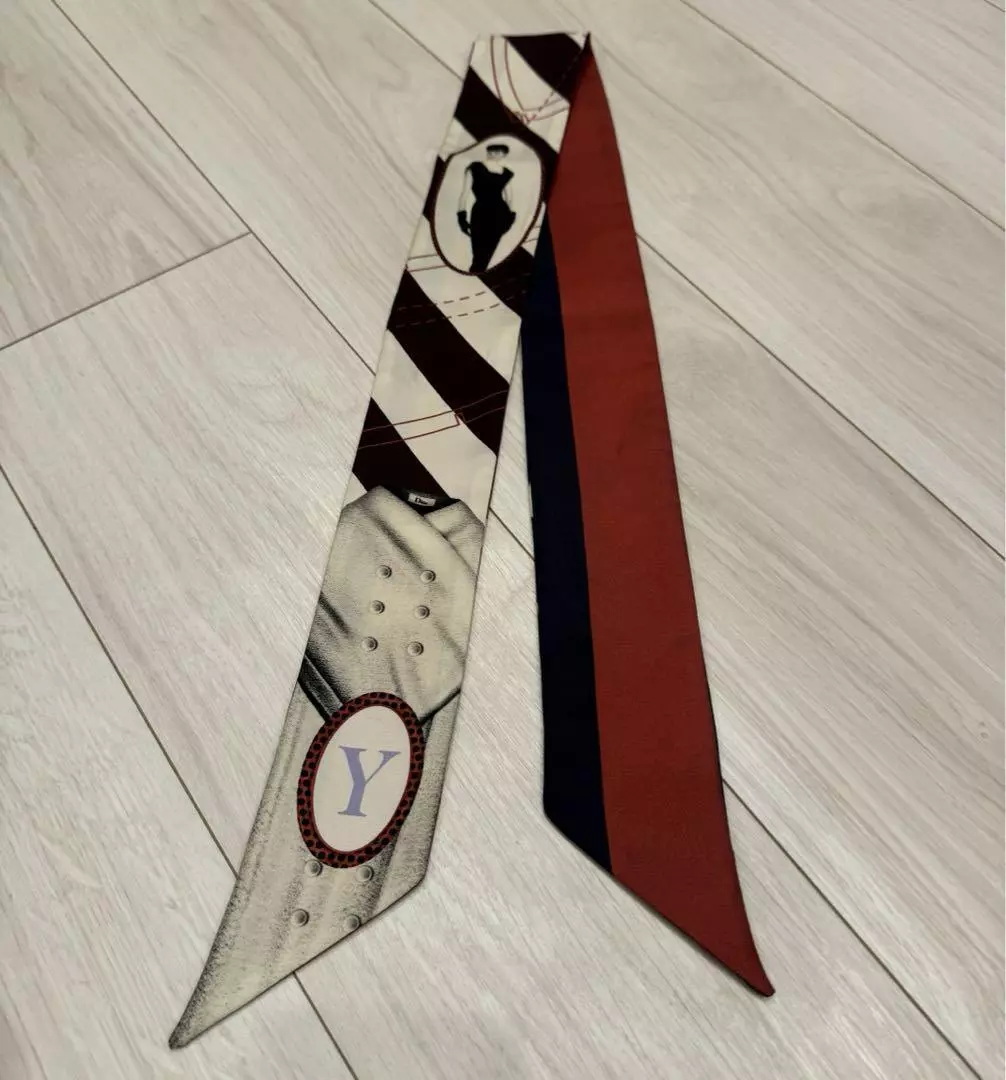 Foulard Dior Mitzah en soie nettoyé excellent état 32x32 pouces