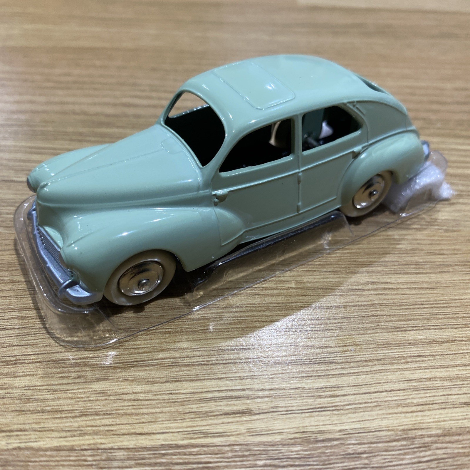 Dinky Toys 24R Peugeot 203 Petite Lunette - 1/43 - Zamak Bordeaux - France
