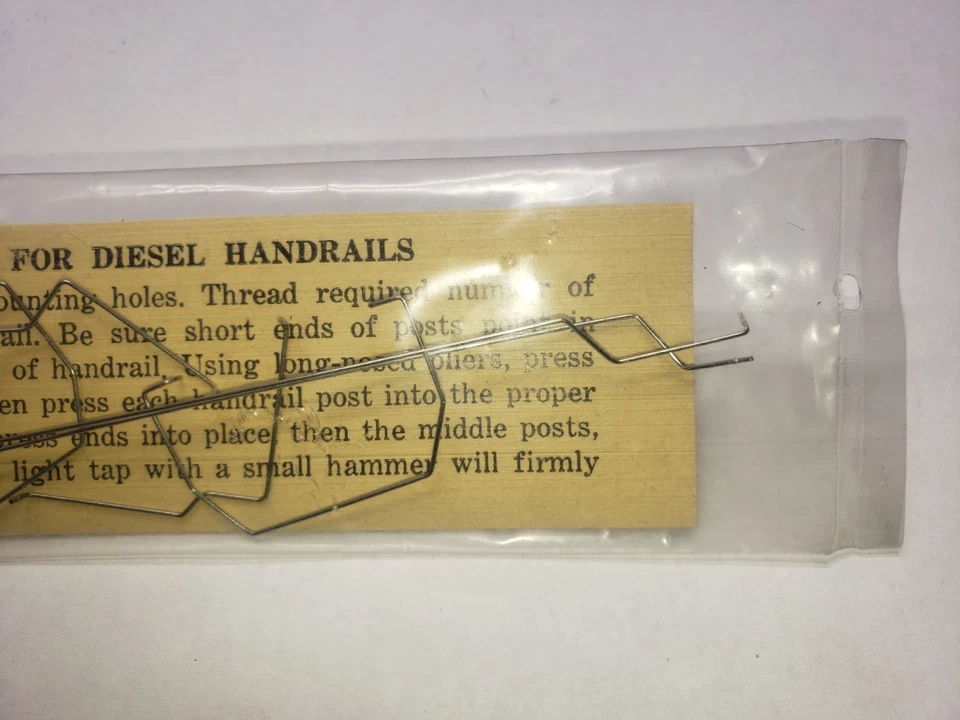 TYCO Manuta HO GP20 Complete Sealed Metal HANDRAIL STANCHIONS Set HONG KONG . - Image 4 of 4