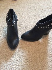 Stivali stivaletti G by Guess GG Flygirl neri con borchie e zip laterale e tacco