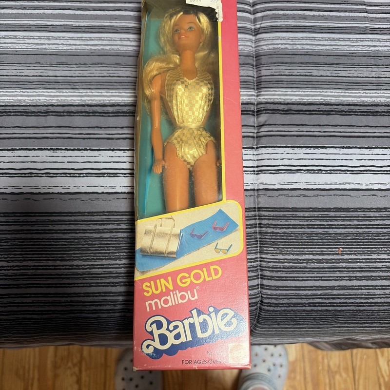 Mattel Sun Gold Malibu Barbie Fashion Doll #1067 Unopened 