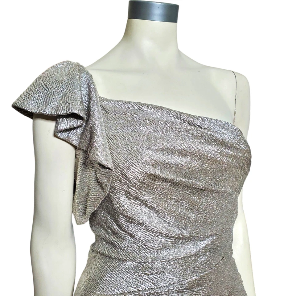 Vestido de Coquetel Feminino Hailey Adrianna Papell Folha Dourada Tamanho 4 Um Ombro - Imagem 2 de 4