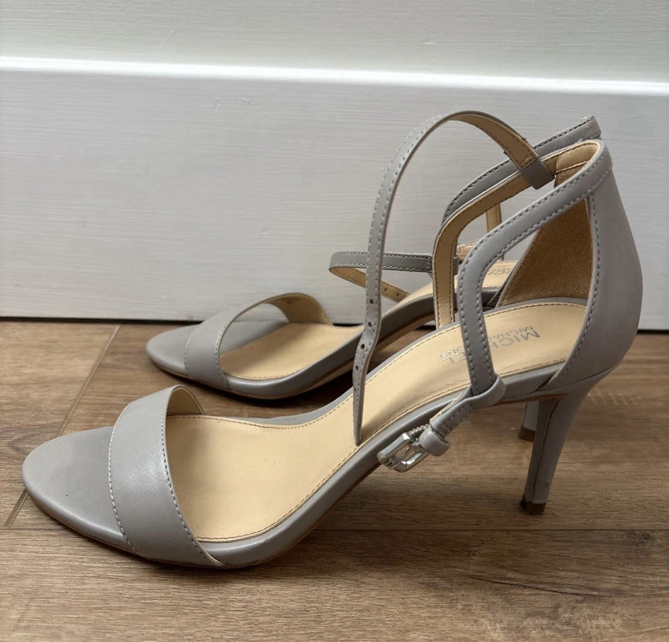 Sandália Michael Kors Simone salto aberto com alça no tornozelo cinza - Imagem 4 de 4