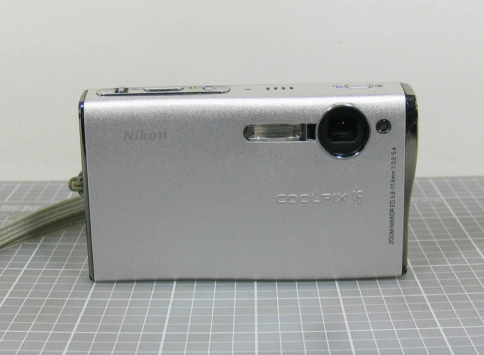 Nikon Coolpix S6 3X Zoom Lens 6MP Compact Point & Shoot Digital Camera - Image 2 of 4