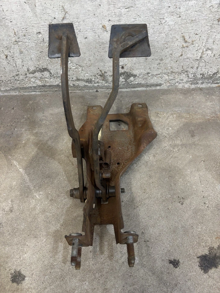 Conjunto de embrague y pedal de freno Chevy Nova 1975-1979 Foto 4 de 4