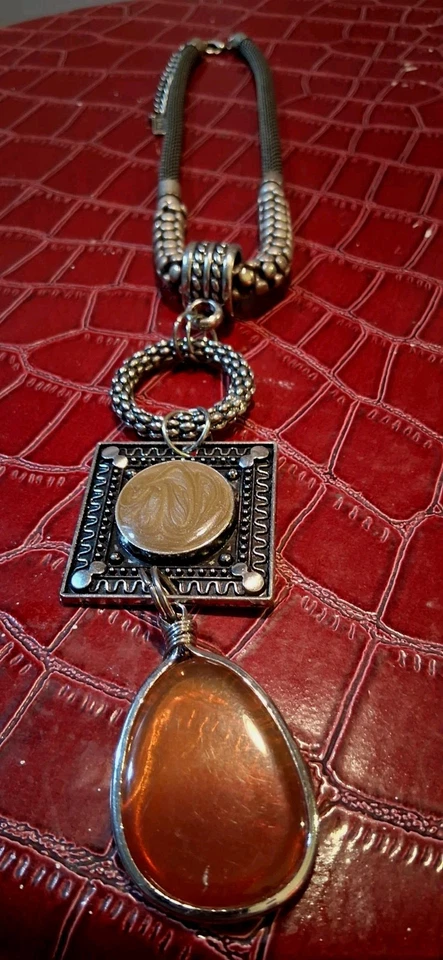 Collar Colgante Artesanal Modernista Color Ámbar Lágrima Tono Plata Trenza Negra Foto 4 de 4