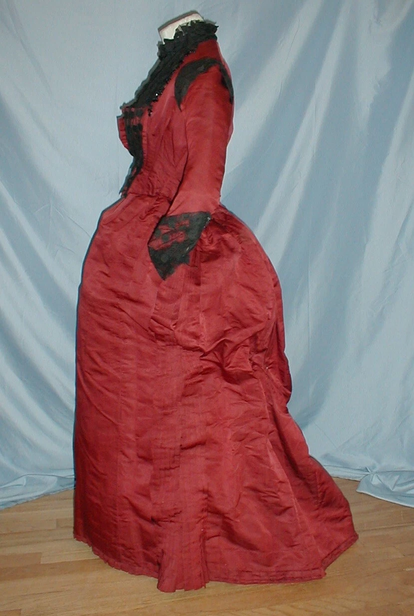 Robe antique suprême animée victorienne années 1880 soie bourguignonne dentelle et garnitures perles