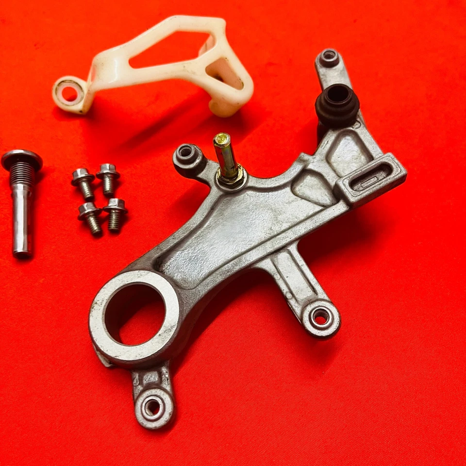 Soporte de montaje de pinza de freno trasero CR250 genuino OEM HONDA CR 250 R 2005-2007 Foto 3 de 4