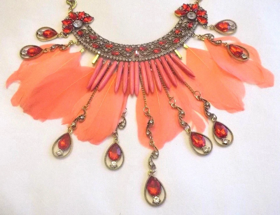 COLLAR LLAMATIVO ESTILO BOHEMIO GRANDE CON INCRUSTACIONES DE DIAMANTES DE IMITACIÓN, CRISTAL Y PLUMAS Foto 4 de 4
