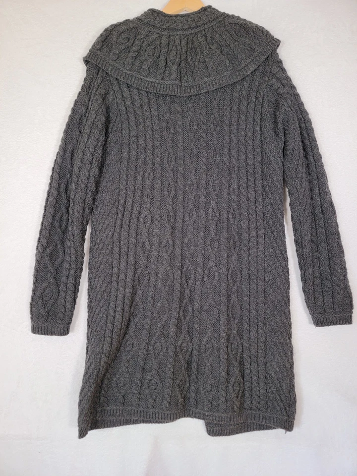 Cárdigan largo con botones de lana merino Aran Crafts gris oscuro tejido con cable XLARGE Foto 2 de 4
