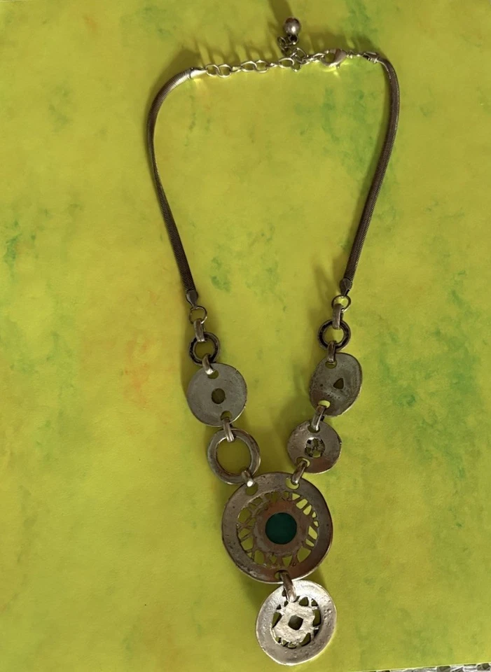 Colar declaração tom prata sudoeste - detalhes de pedra turquesa e verde. 17 pol - Imagem 2 de 2