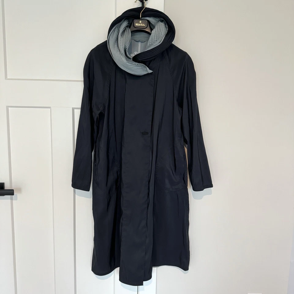 Abrigo de lluvia Mycra Pac Now reversible negro acero azul plisado chal capucha chaqueta quirúrgica Foto 2 de 4