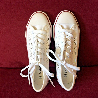 FASHION White LaceUp Sneakers w/ Heavy Weight Lace Tops Sz 8 Med Width Preowned
