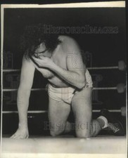 1950 Press Photo Jack Doyle Defeats Estonian Butch in Wrestling Match