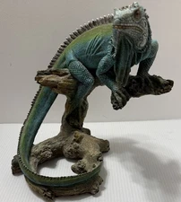 Iguana Statue Resin Green Lifelike Lizard Figurine Medium-sized