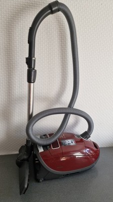 Miele Complete C3 Active 890 Watt  Baugleich. Cat&Dog C3  Bodenstaubsauger -Rot