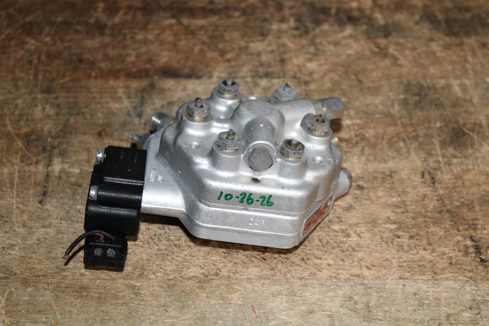 1986-1993 Mercedes W201 260E 300E 300SE W124 Fuel Distributor 0438101012