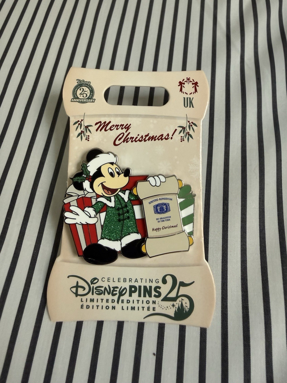 2025 Disney Pin Merry Christmas Mickey Mouse United Kingdom LE 2000