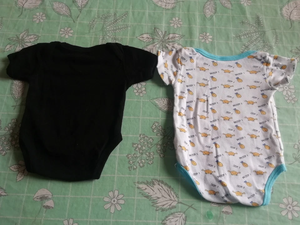 Lot Deux Bodys 1 Noir Et 1 Imprimé Taille 6Mois Sans Marque Générique Garçon... - Photo 2/2