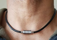 Collana uomo in pelle nera e acciaio inox, magnete frontale, fatta a mano