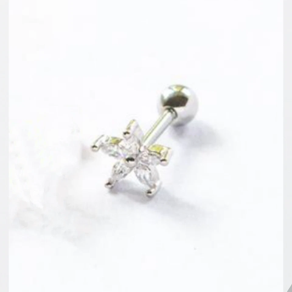 Piercing in acciaio chirurgico orecchino fiorellino brillantino per tragus helix - Immagine 2 di 4