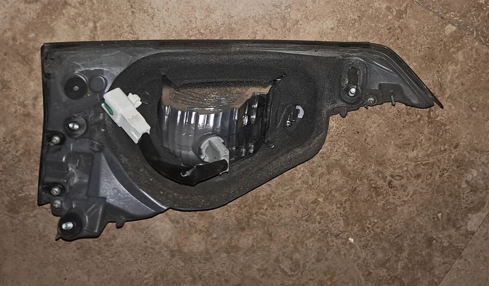 2011-2017 Lexus CT200H Inner Halogen Tail Light Passenger Right 2012 2013 2014 - Image 4 of 4