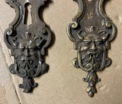 ANCIENNE PAIRE PLAQUE DE PROPRETE Bronze Diable Faune Mascaron Poignée Porte - Photo 1/4
