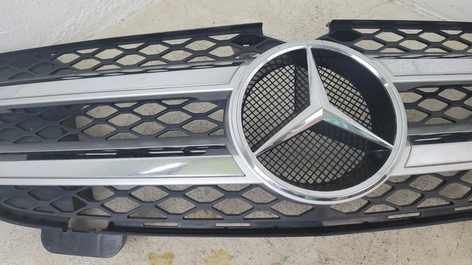 07-09 MERCEDES-BENZ GL450 OEM PLATA CROMO EMBLEMA PARRILLA SUPERIOR DELANTERA Foto 3 de 4