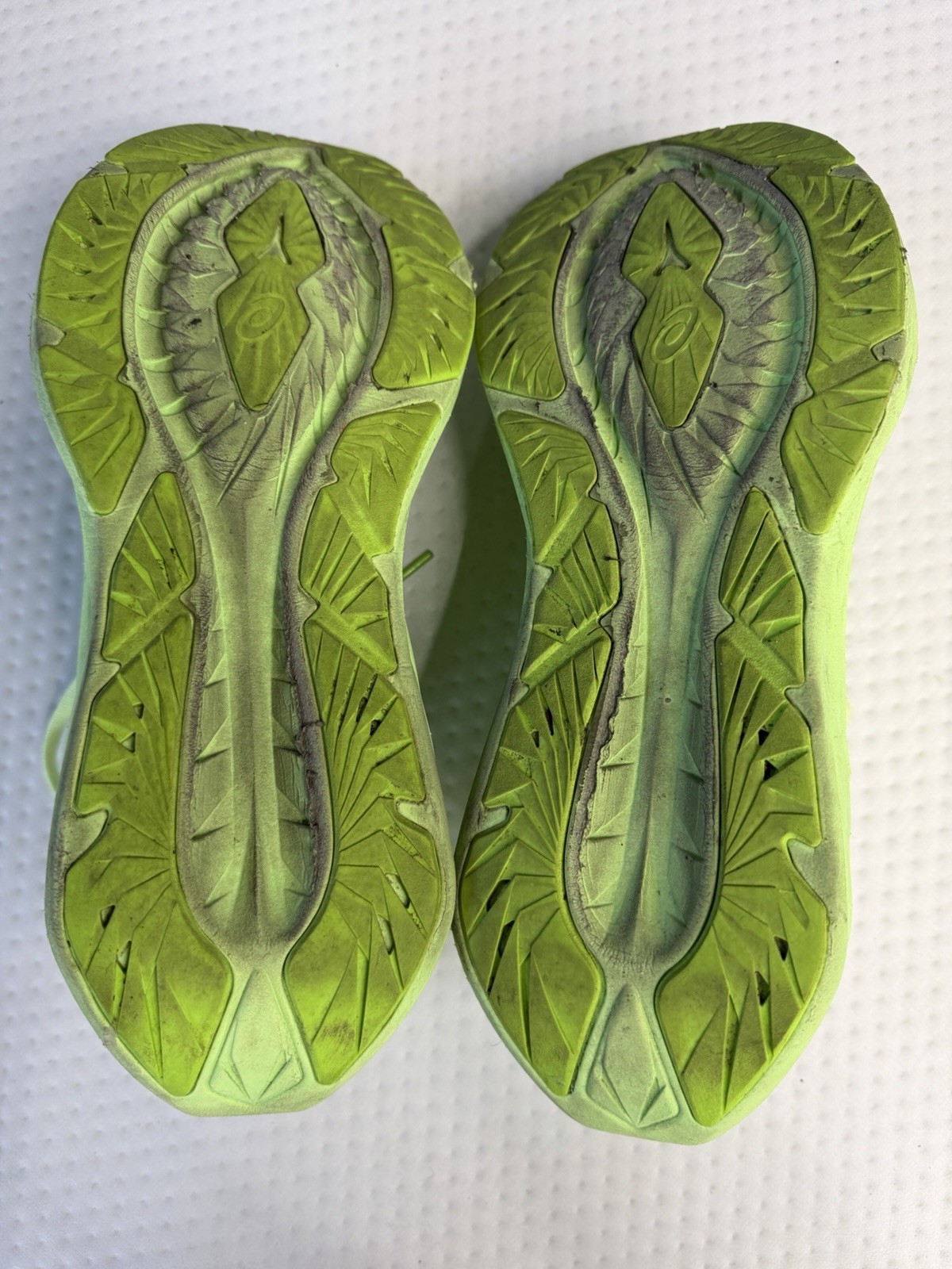 ASICS Novablast 4 Men’s Running Shoe Size 10.5 Illuminate Green thumbnail 6