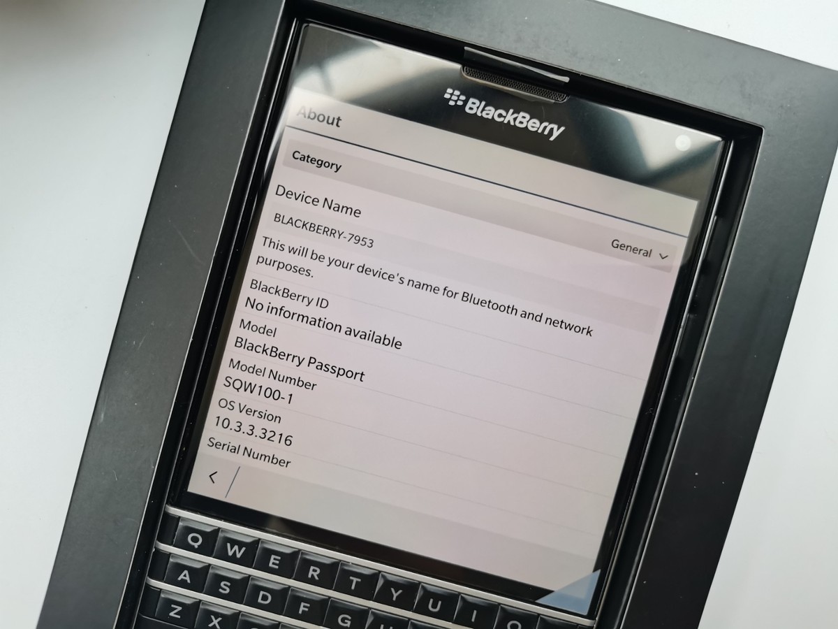 BlackBerry Passport - 32 GB - Black (Unlocked) 4.5″ very good
