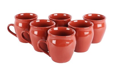 Kopje traditionele Indiase masala chai thee met ingrediënten: kaneel, kardemom, anijs