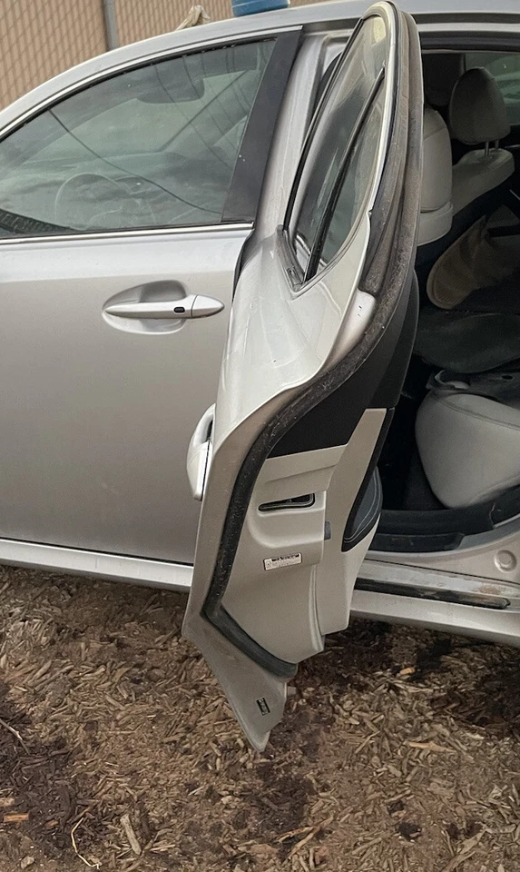 Puerta trasera izquierda conductor LEXUS IS250 2006-2013 plateada. OEM Foto 3 de 4