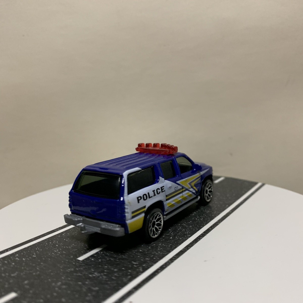 Matchbox 2000 Chevy Suburban Police SUV #01 Blue/White/Yellow w/LW