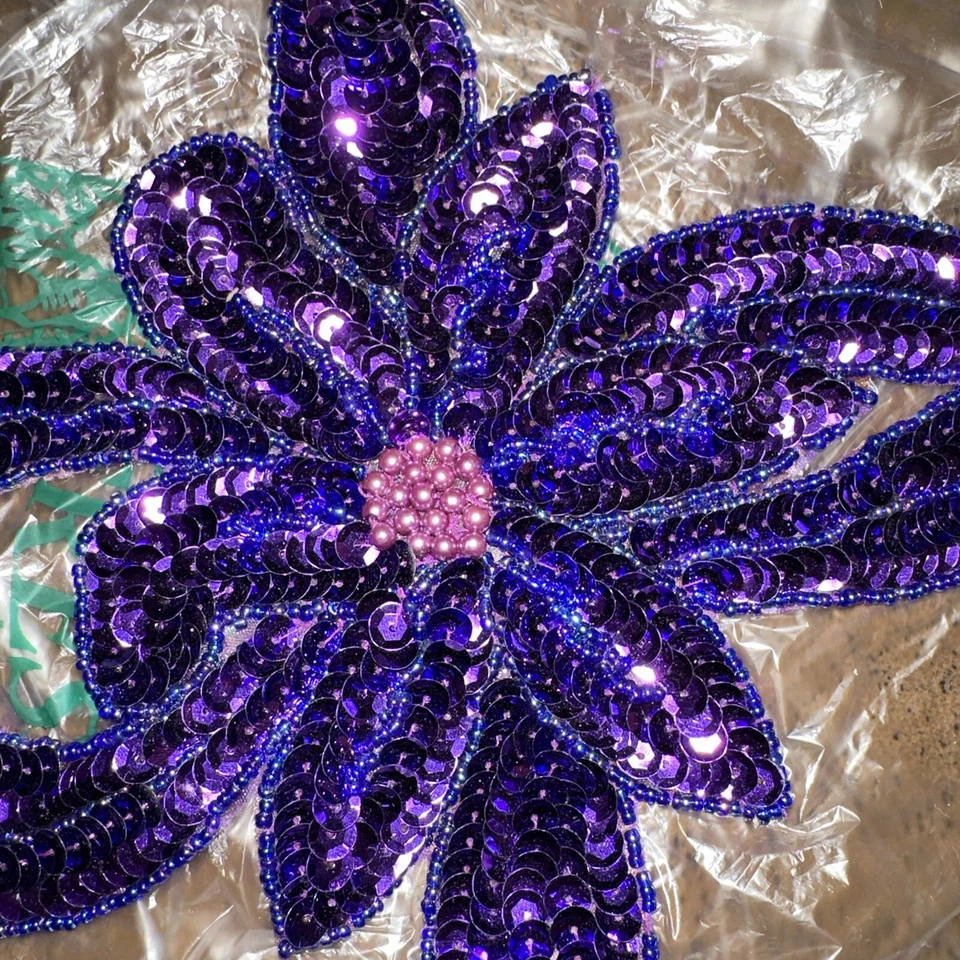 Vestido Blusa Vestido Artesanal Púrpura Escote Flor Lentejuelas y Cuentas Apliques Foto 3 de 4