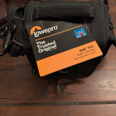 NEW LowePro Edit 110 Digital Video Camera Bag With Strap Black NWT