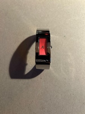 Damenarmbanduhr, Marke DKNY, Gehäuse Rot, Armband Edelstahl