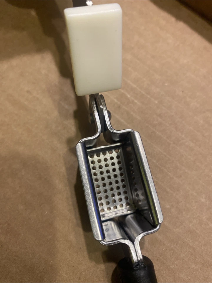 Prensa de ajo inoxidable vintage de acero inoxidable Alemania Occidental metal plástico negro rojo Foto 3 de 4