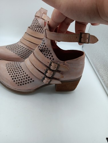 NWOB Corral Rose Cutout Leather Straps Round Toe Western Booties Women’s 8 - Picture 4 of 16