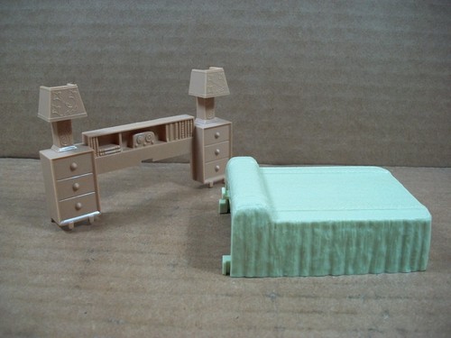 Vintage Marx Dollhouse Furniture ~ Bedroom Set ~ 3 Pieces - Picture 8 of 14