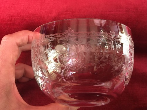 Petite COUPE en CRISTAL DE BOHÈME Finement Gravé D’entrelacs Feuillagés - Picture 2 of 5