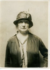 Melle Rejeange couturière, qui a retrouvé le collier de Lady Howen Vintage silve