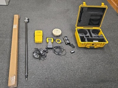 Trimble R8 Gnss With Trimble Tsc2 Remote & Stand See Pictures