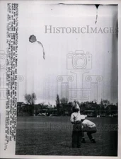 1956 Press Photo Children flying Rumba Kite, Chicago - nef26751