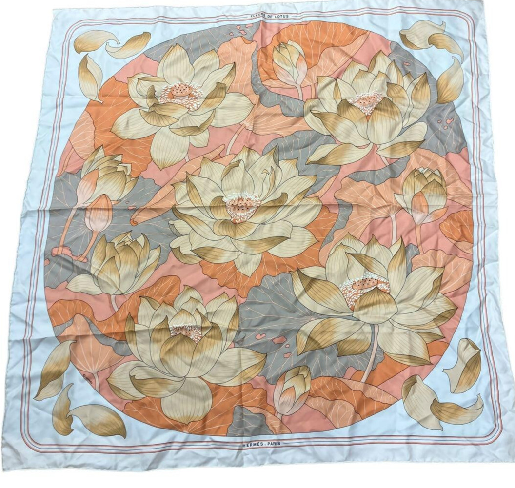 HERMÈS ヴィンテージ・スカーフ　FLEURS DE LOTUS Hermès Fleurs De Lotus Scarf ○ Labellov ○ Buy and Sell